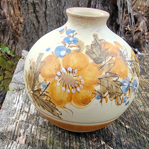 Handcrafted floral pottery vase. - Picture 2 of 6